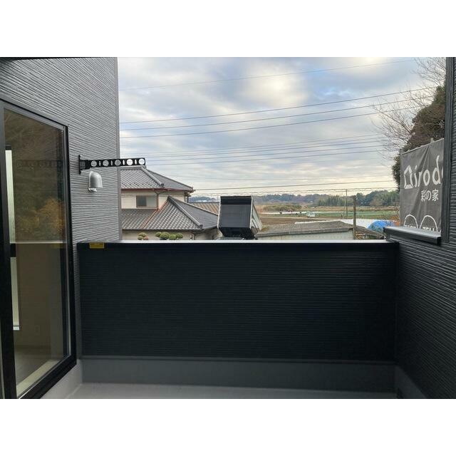 洗濯物や布団をたっぷり干せるのがうれしいバルコニー （1号棟）