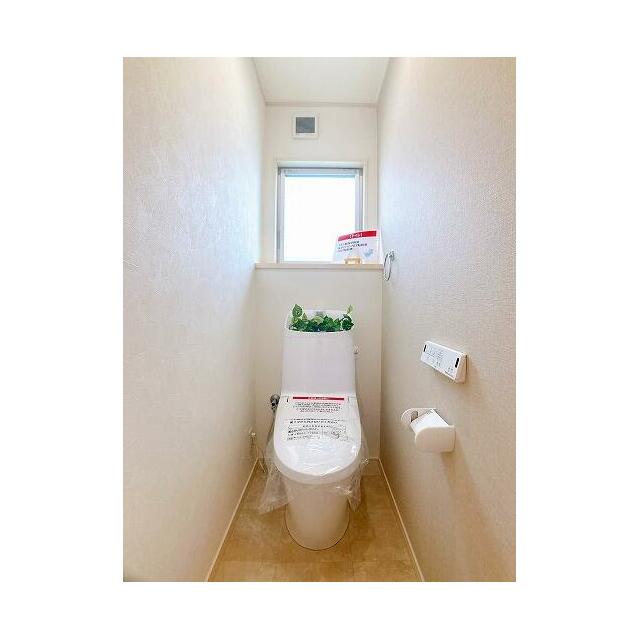 トイレ　2Fトイレも新品交換済みです
