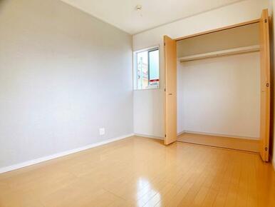 2階洋室　北側洋室は収納も十分です