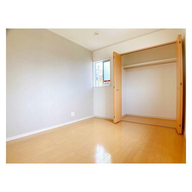 2階洋室　北側洋室は収納も十分です