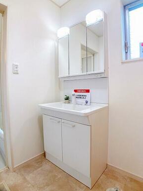 脱衣室　洗面化粧台は新品交換済みです