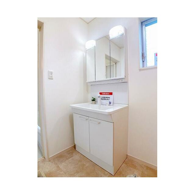 脱衣室　洗面化粧台は新品交換済みです