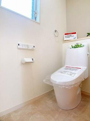 トイレ　新品交換　温水洗浄便座一体型です