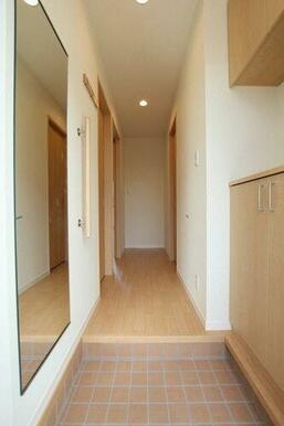 玄関には姿見鏡、上下セパレートタイプの下駄箱収納が付いております。