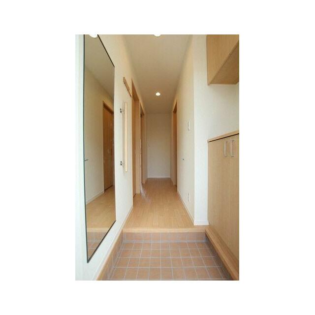 玄関には姿見鏡、上下セパレートタイプの下駄箱収納が付いております。