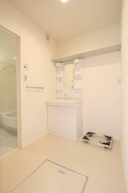 洗髪洗面化粧台になります。壁面上部には便利な棚も付いております。