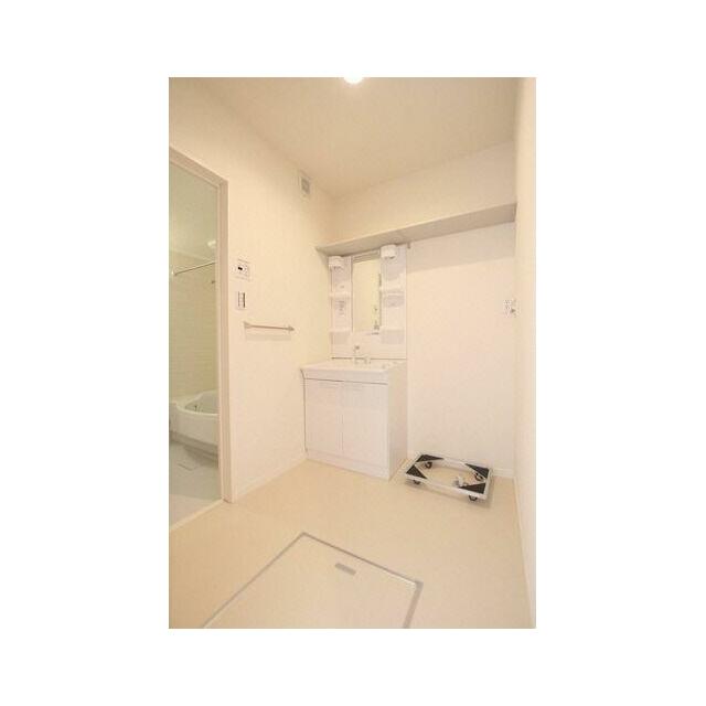 洗髪洗面化粧台になります。壁面上部には便利な棚も付いております。