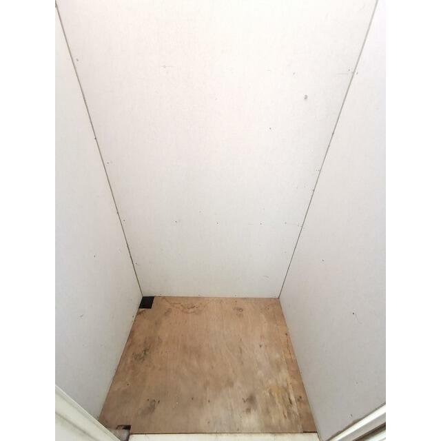 バルコニーに洗濯機置き場があります