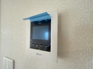 訪問者がひと目でわかるモニター付きインターホンを標準装備。お子さまのお留守番にも安心です