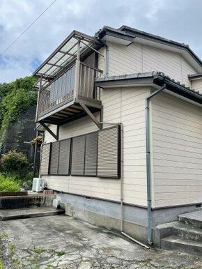 バルコニー付きの2階建て戸建。陽当り・通風に配慮された造り