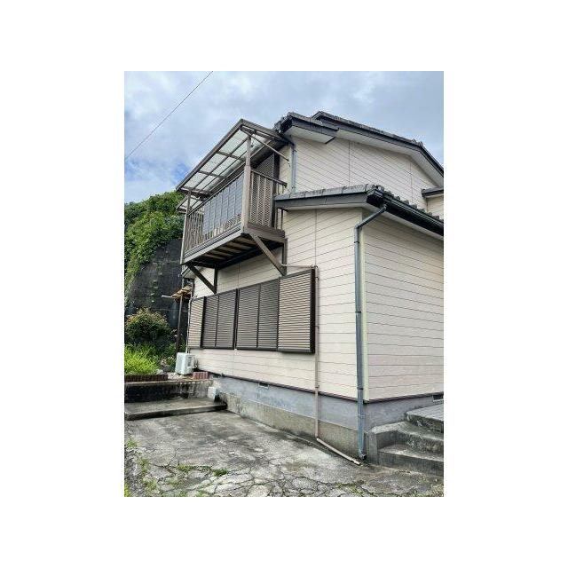 バルコニー付きの2階建て戸建。陽当り・通風に配慮された造り