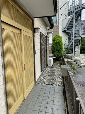和の趣を感じる引き戸タイプの玄関。落ち着きのある住まいです。
