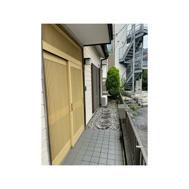 和の趣を感じる引き戸タイプの玄関。落ち着きのある住まいです。