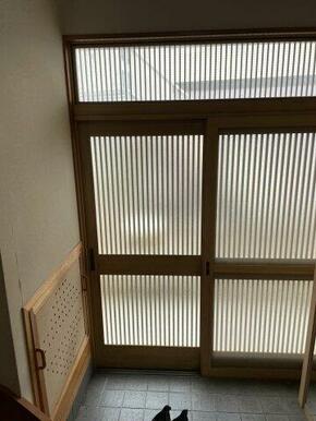 格子戸から光が入り、和の趣で家族を迎える玄関。