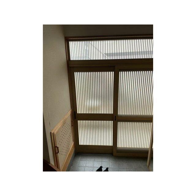 格子戸から光が入り、和の趣で家族を迎える玄関。