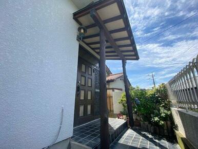 玄関前に屋根があるため雨の日も玄関前で濡れずに鍵を探すことが出来ます。