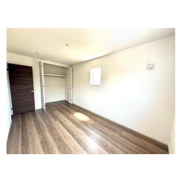 2階7.5畳の洋室です