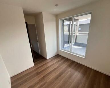 2階5畳の洋室です