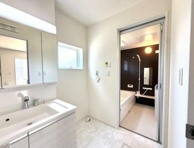 清潔感あふれる洗面浴室です