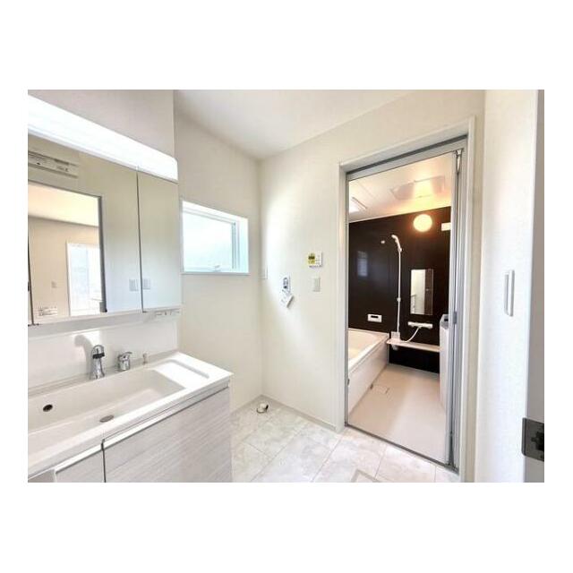 清潔感あふれる洗面浴室です