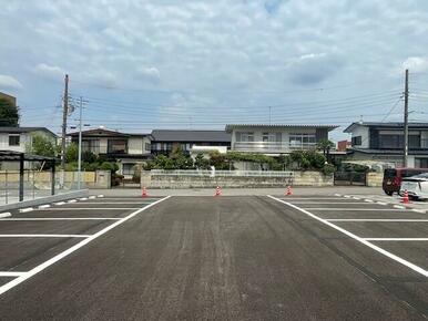 ６ｍ道路に接面していますので入出庫がラクラクです。