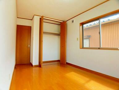 「洋室」約6帖・収納・ロフト付きの洋室です。