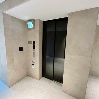 ラクセスキーを持っているとカバンに入れたままでエレベーターが自動で所在階まで昇ります！