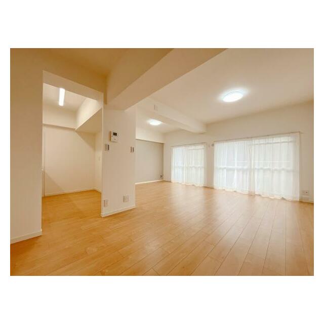 「LDK」ドアから入った際のLDKの写真です。広々とした空間と日当たりが良い点が嬉しいポイントです。