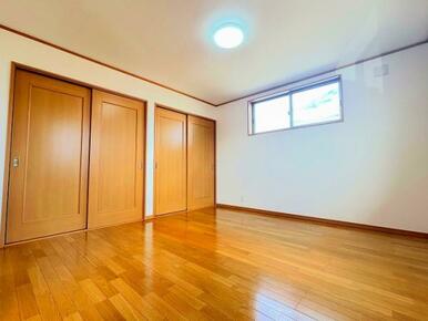 「2階南東側洋室」約8帖の空間です。