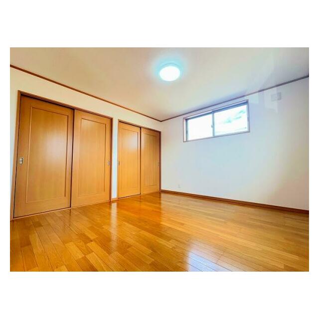 「2階南東側洋室」約8帖の空間です。