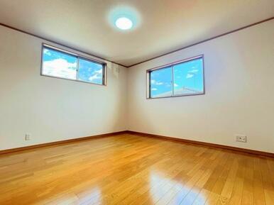 「2階南東側洋室＿約8帖」2面採光につき陽当たり良好です。