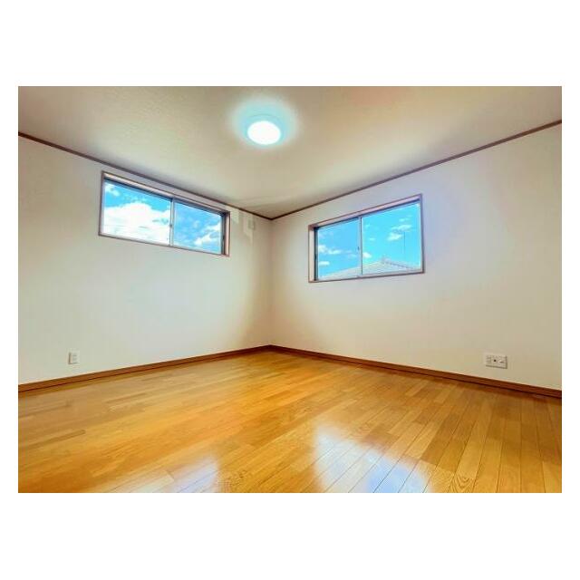 「2階南東側洋室＿約8帖」2面採光につき陽当たり良好です。