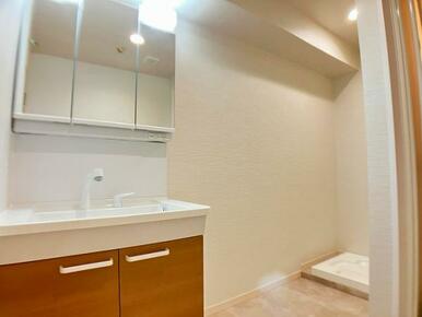 「洗面台」3面鏡タイプの洗面台に新品交換しています。