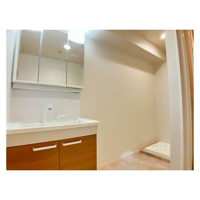 「洗面台」3面鏡タイプの洗面台に新品交換しています。