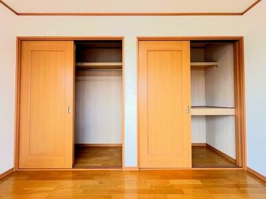 「2階南西側洋室＿約6帖」空間を活かした収納付きです。