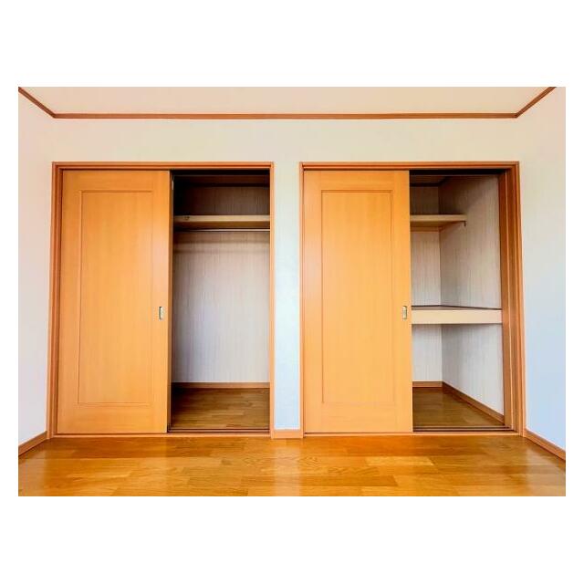 「2階南西側洋室＿約6帖」空間を活かした収納付きです。