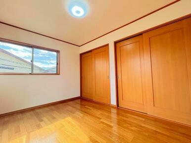 「2階南西側洋室」約6帖の空間です。壁紙を新品に交換しております。