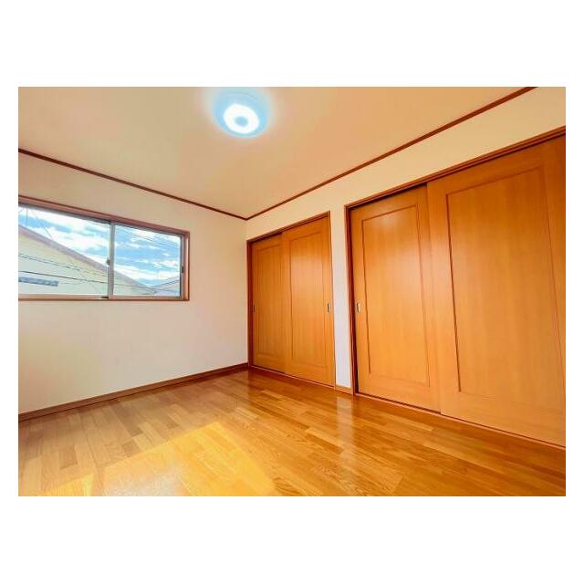 「2階南西側洋室」約6帖の空間です。壁紙を新品に交換しております。