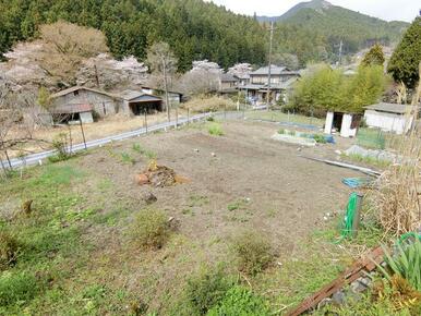 宅地内から畑を望む