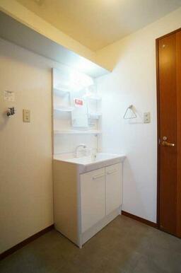 ☆洗面所☆独立洗面化粧台や洗濯機置き場、収納棚など備えております☆