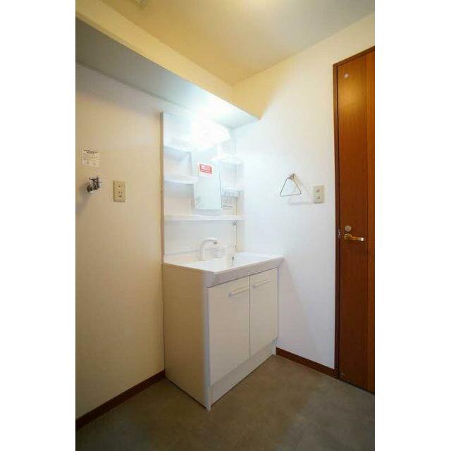 ☆洗面所☆独立洗面化粧台や洗濯機置き場、収納棚など備えております☆