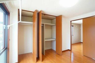 ☆南西側洋室☆布団も収納できる奥行きのある２種類の収納付です☆