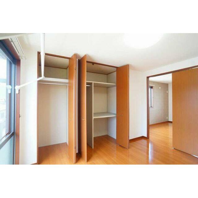 ☆南西側洋室☆布団も収納できる奥行きのある２種類の収納付です☆