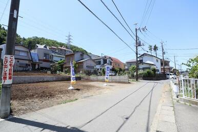 前面道路広々としており、開放感がございます！