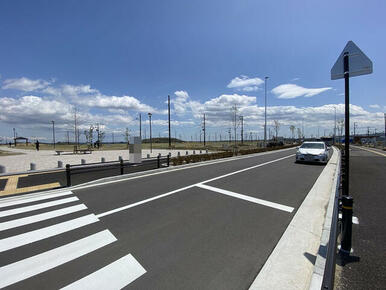 団地内の幹線道路です。幹線道路沿いは地区計画により統一された美しい外構となる予定です。