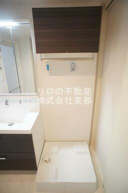 上部収納棚あり！室内洗濯機置き場です♪