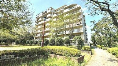 敷地の前は公園となっており、陽当たりや眺望も良好です。