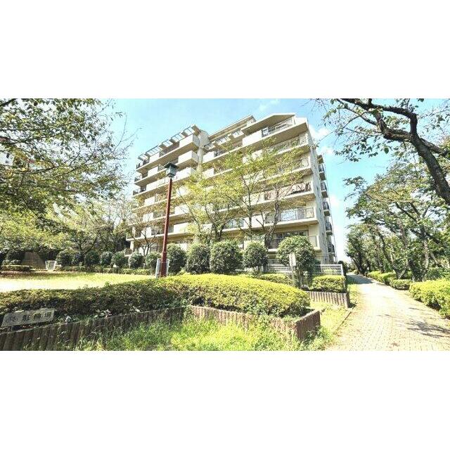 敷地の前は公園となっており、陽当たりや眺望も良好です。