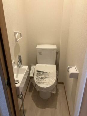 ２階トイレは手洗場付（人感センサーライト）