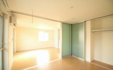 ６．２帖の洋室　ＬＤＫとはスライディングスクリーンで仕切られております。